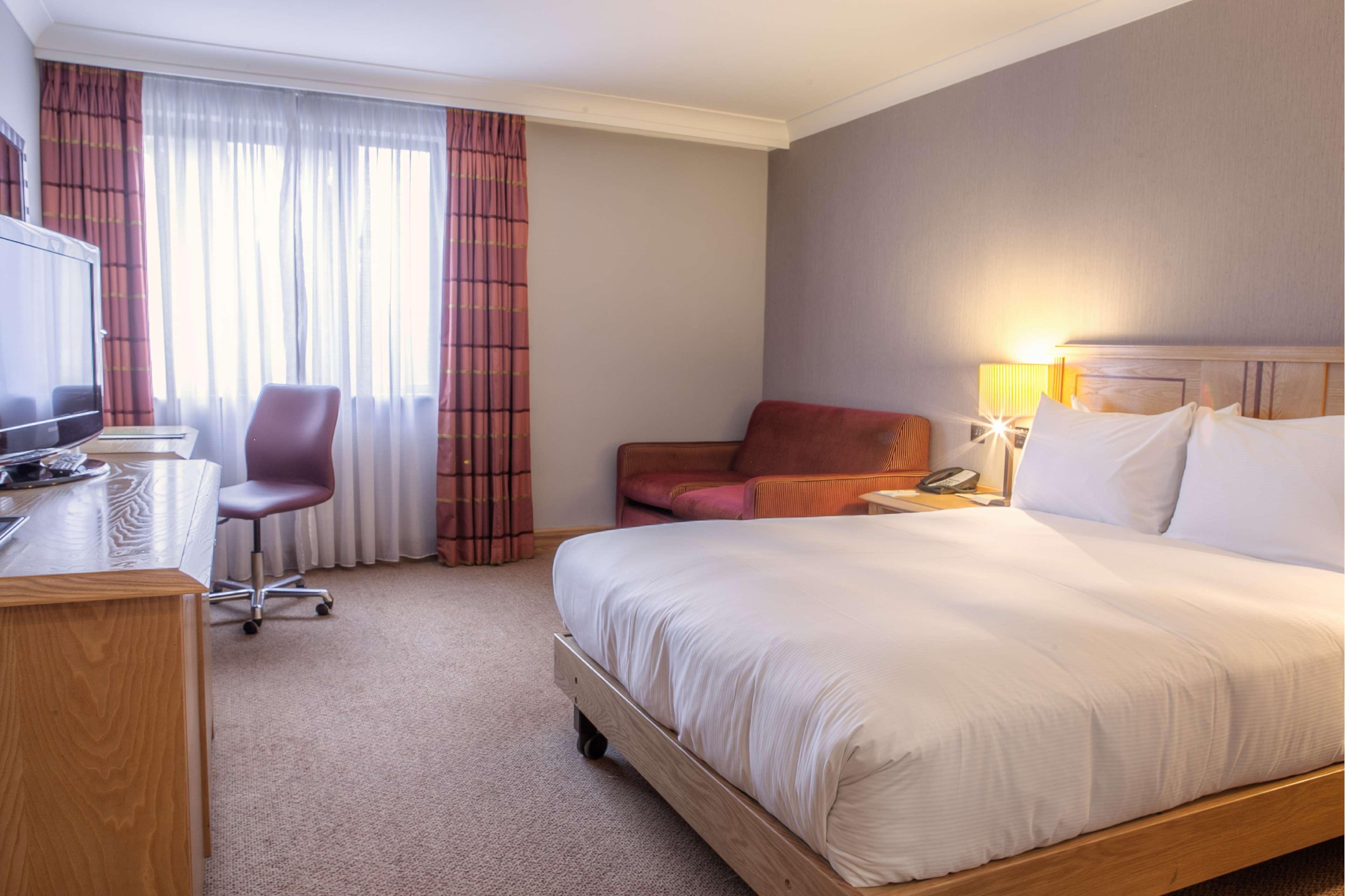 Doubletree By Hilton Swindon Hotel מראה חיצוני תמונה