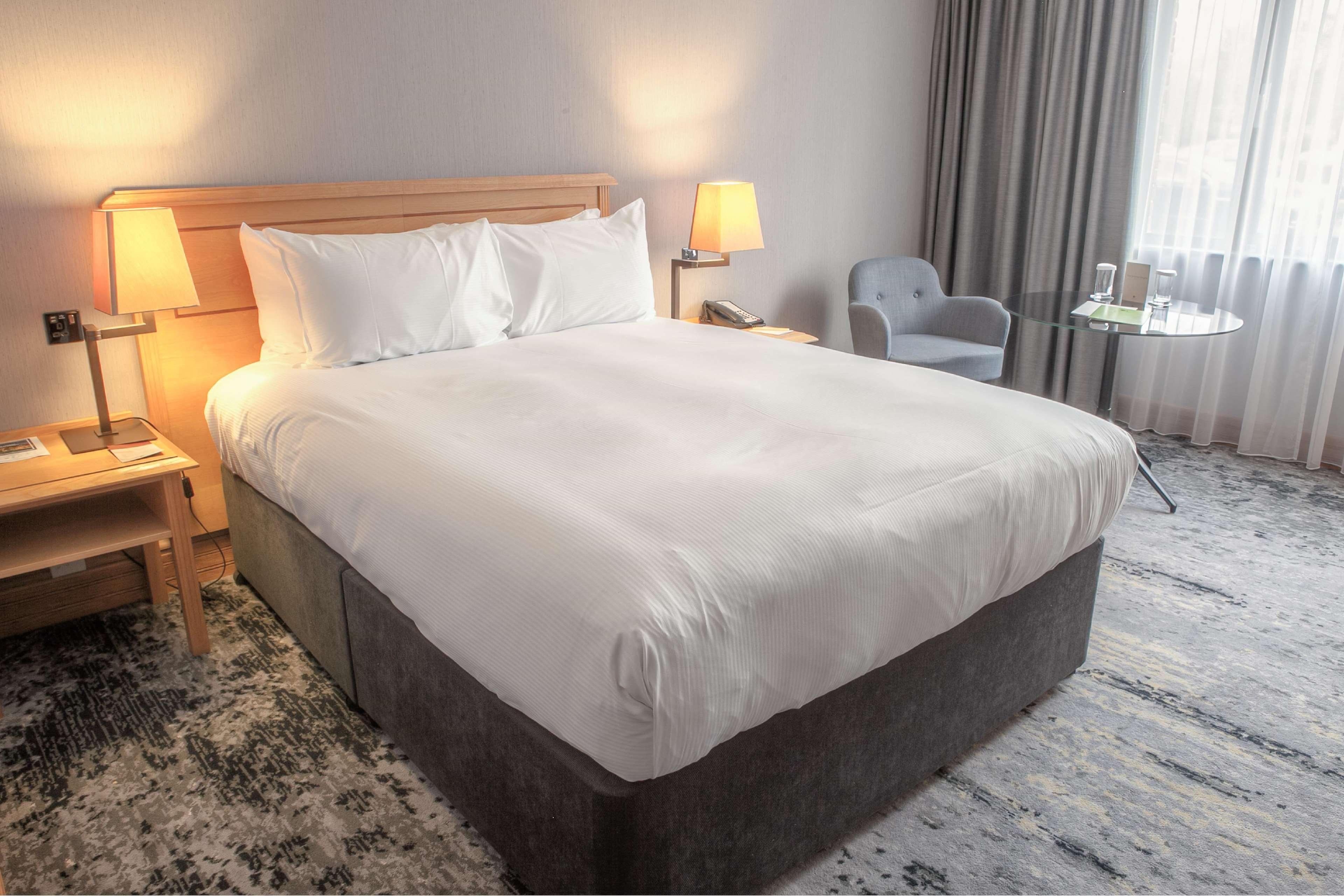Doubletree By Hilton Swindon Hotel מראה חיצוני תמונה