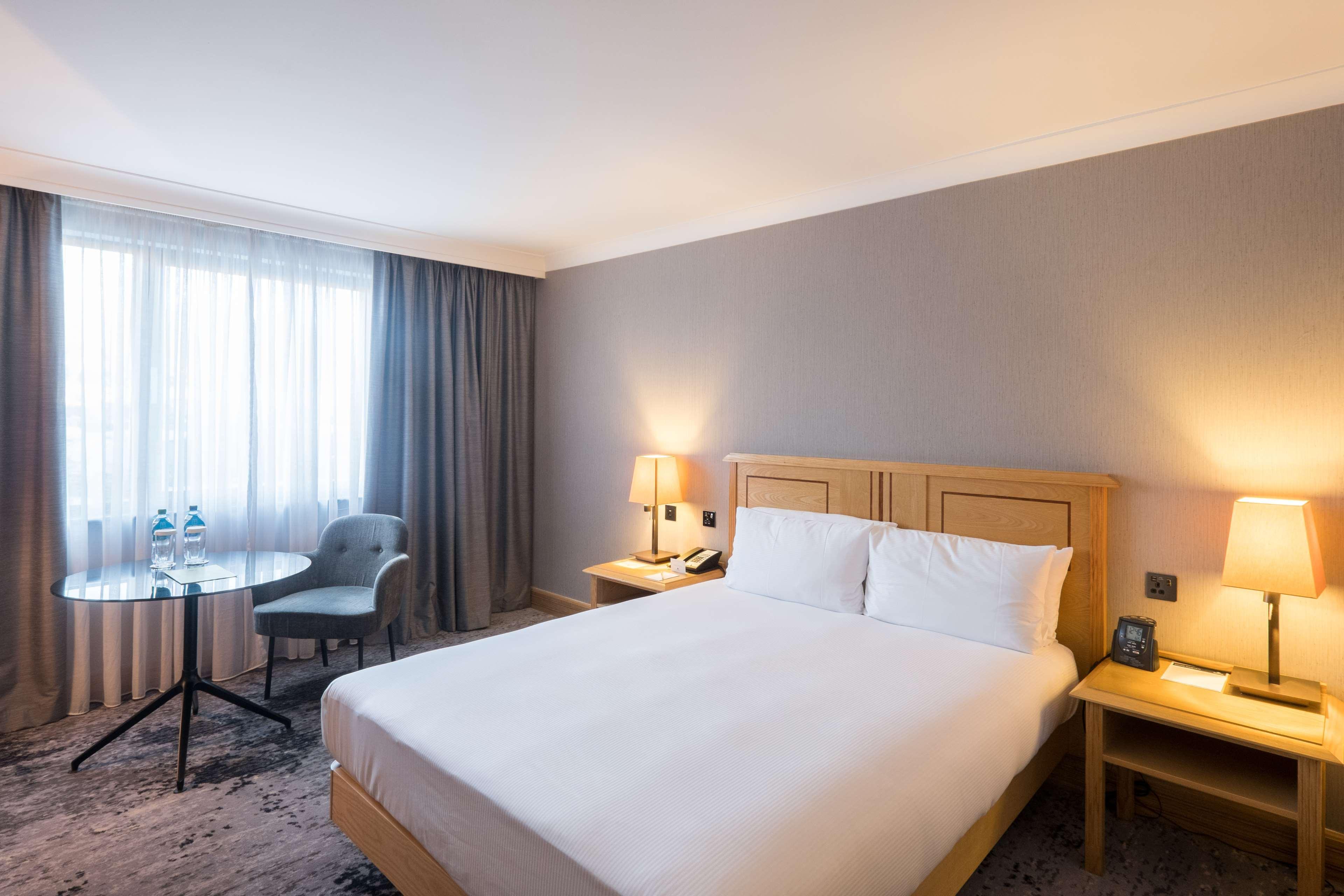 Doubletree By Hilton Swindon Hotel מראה חיצוני תמונה