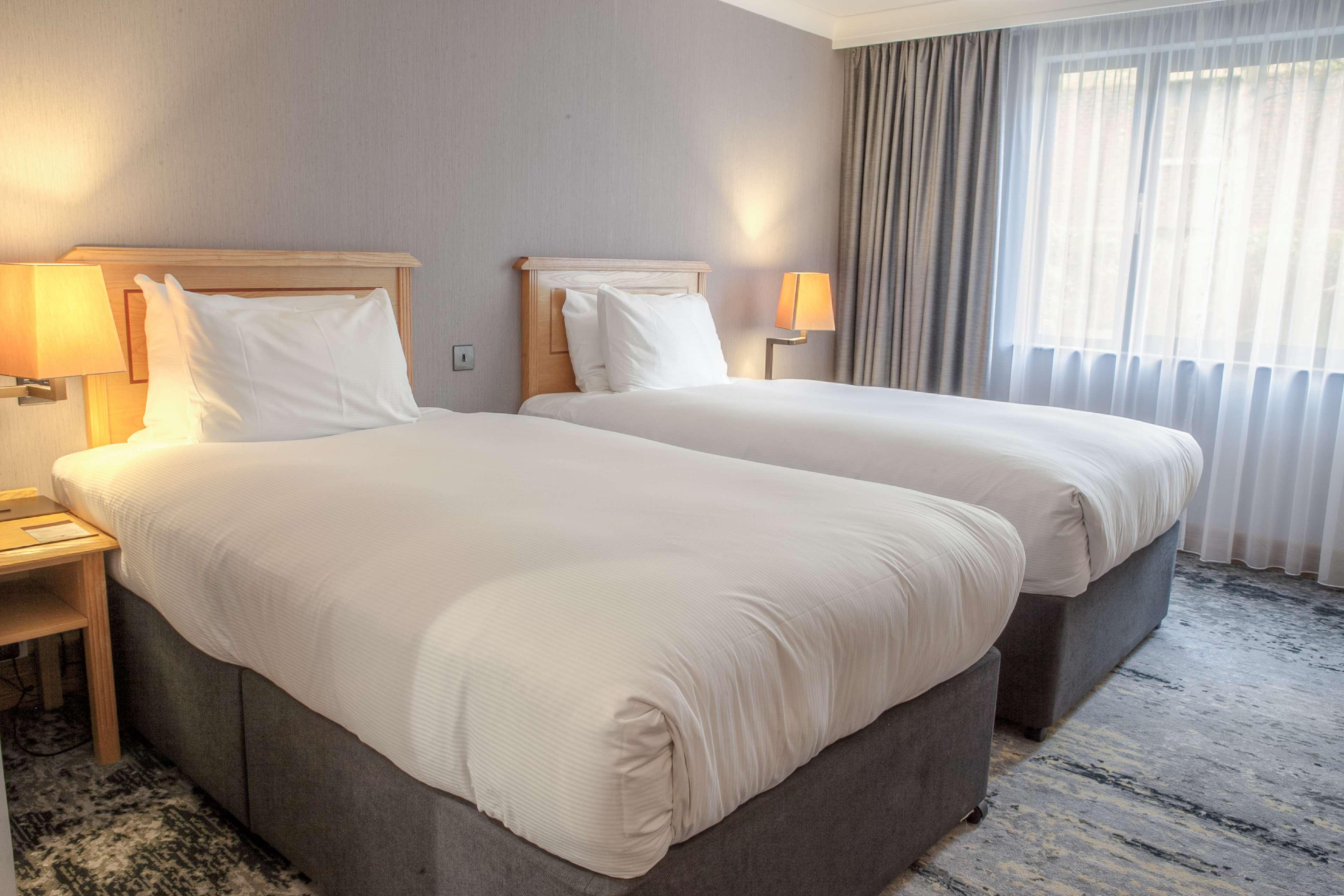 Doubletree By Hilton Swindon Hotel מראה חיצוני תמונה