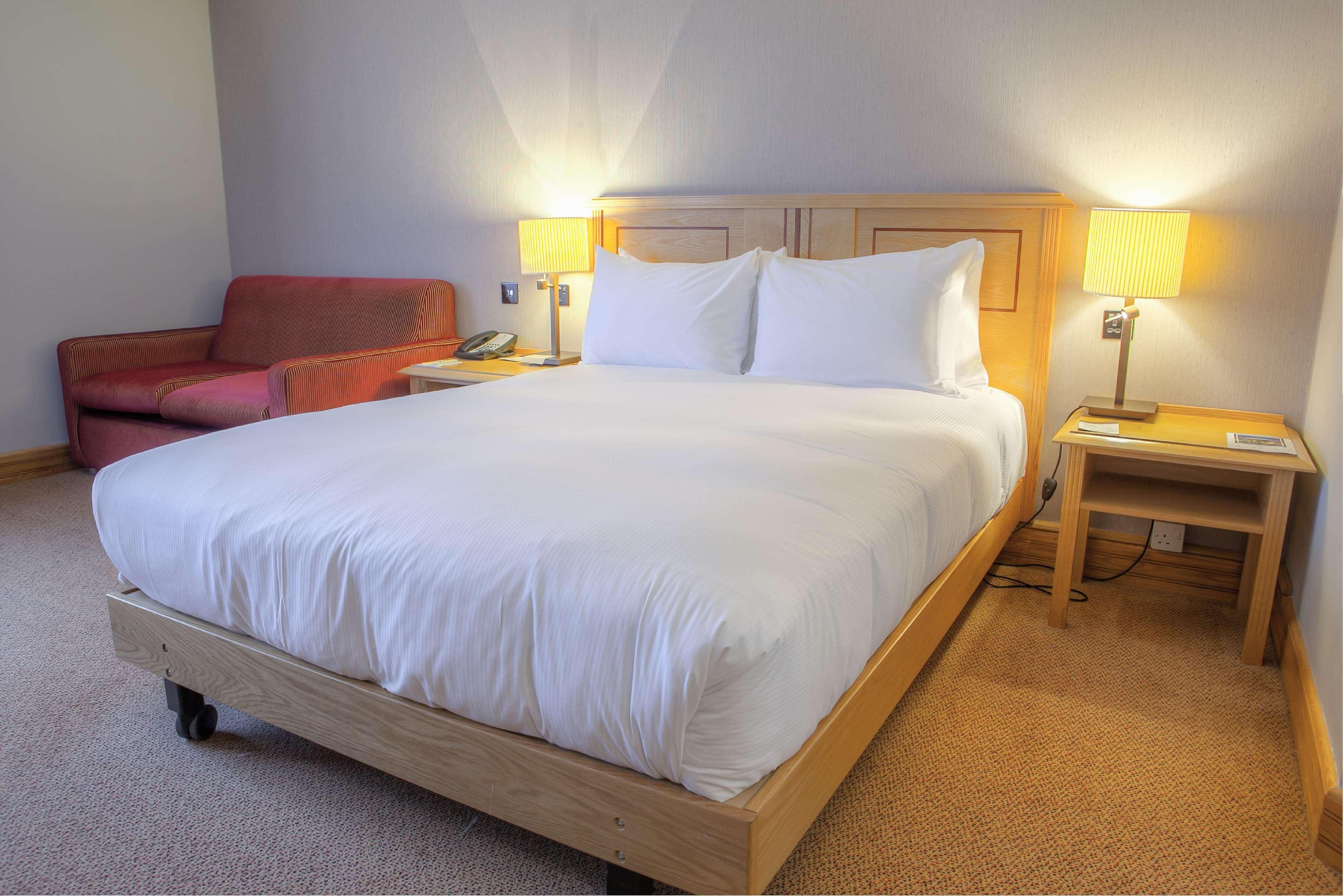 Doubletree By Hilton Swindon Hotel מראה חיצוני תמונה