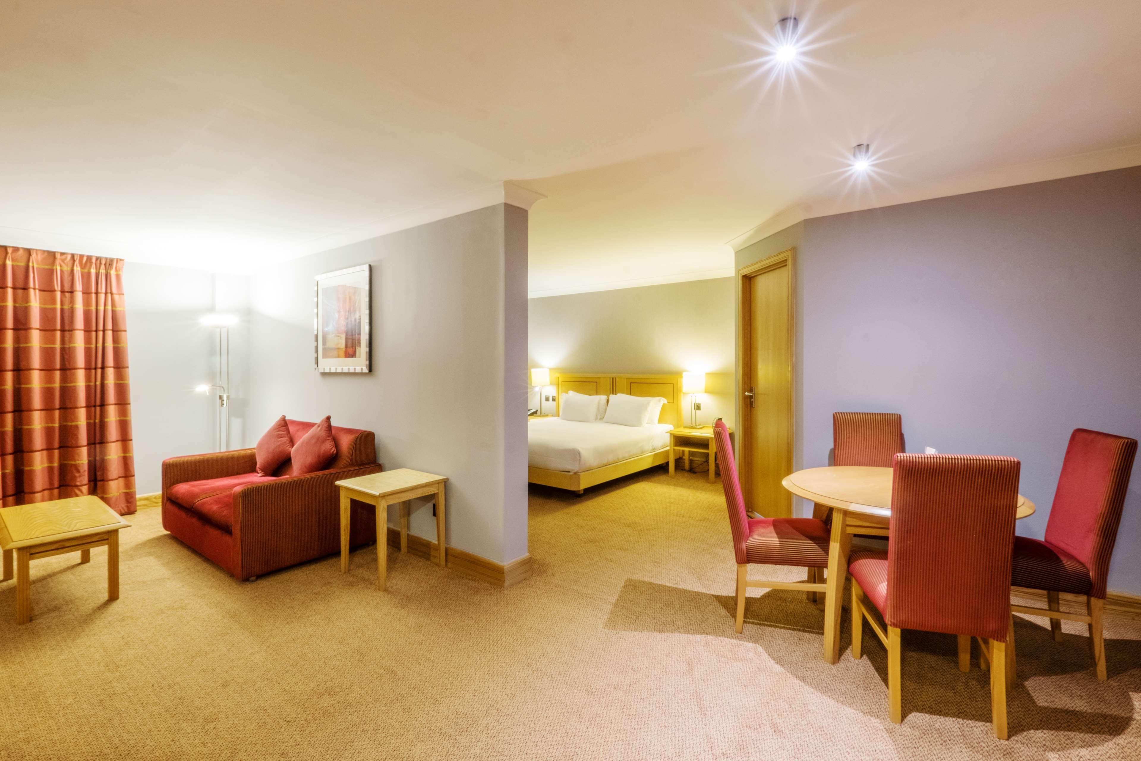 Doubletree By Hilton Swindon Hotel מראה חיצוני תמונה