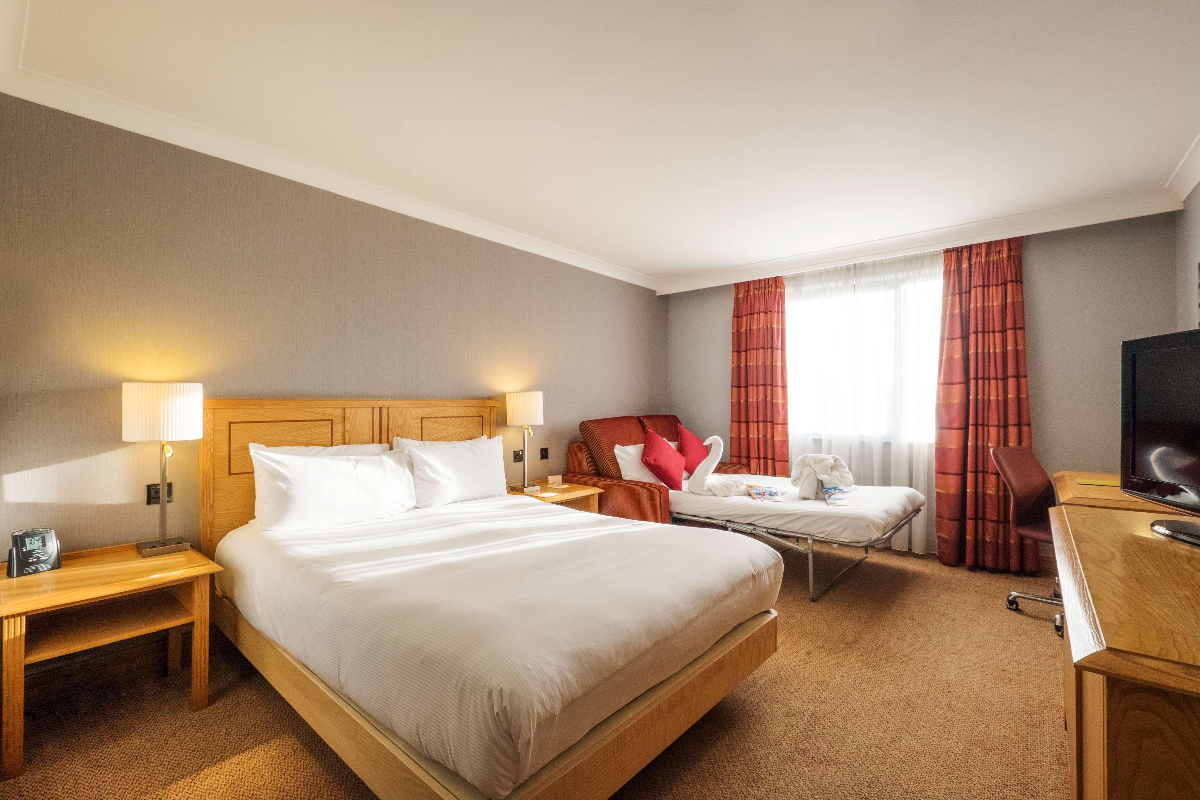 Doubletree By Hilton Swindon Hotel מראה חיצוני תמונה
