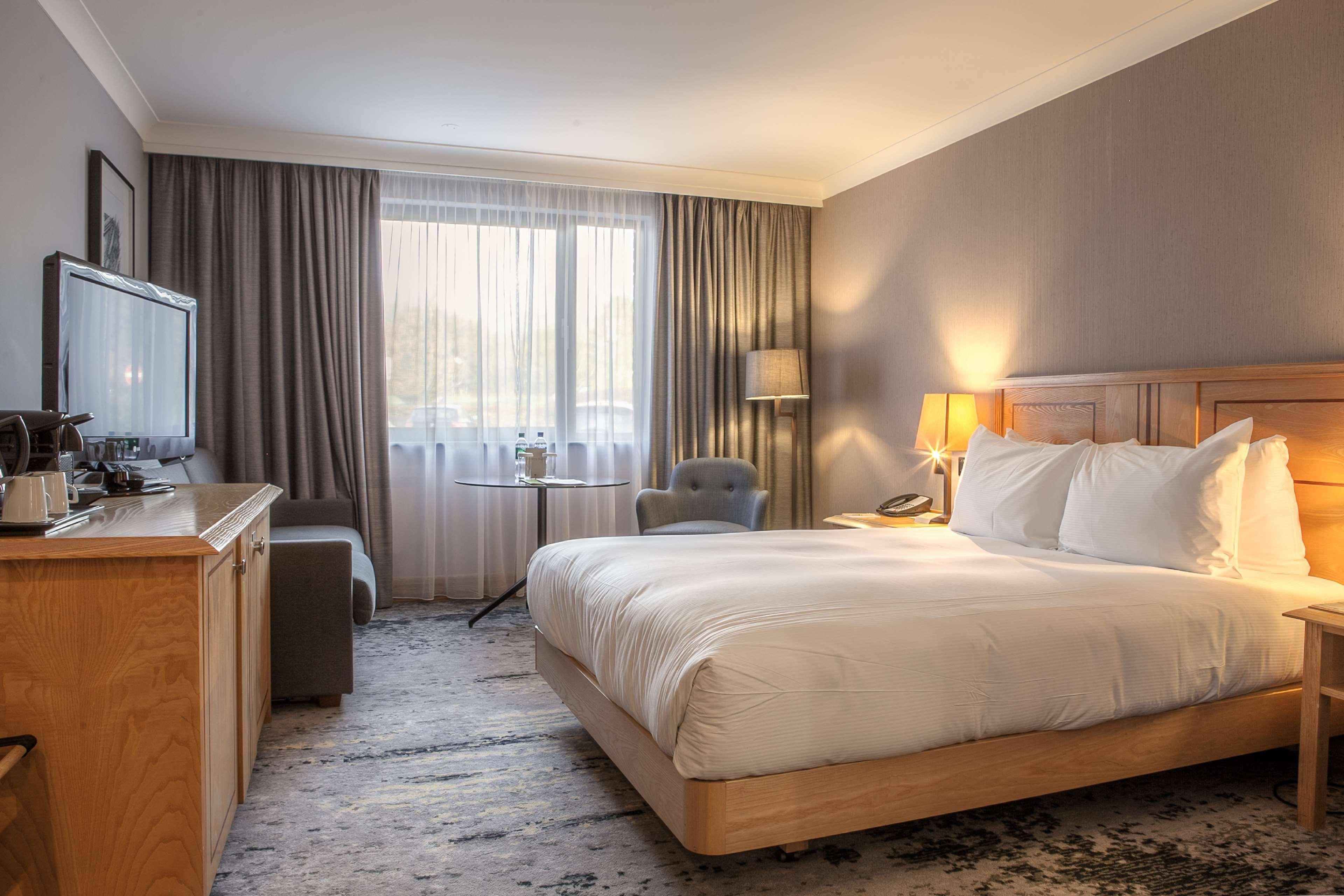 Doubletree By Hilton Swindon Hotel מראה חיצוני תמונה