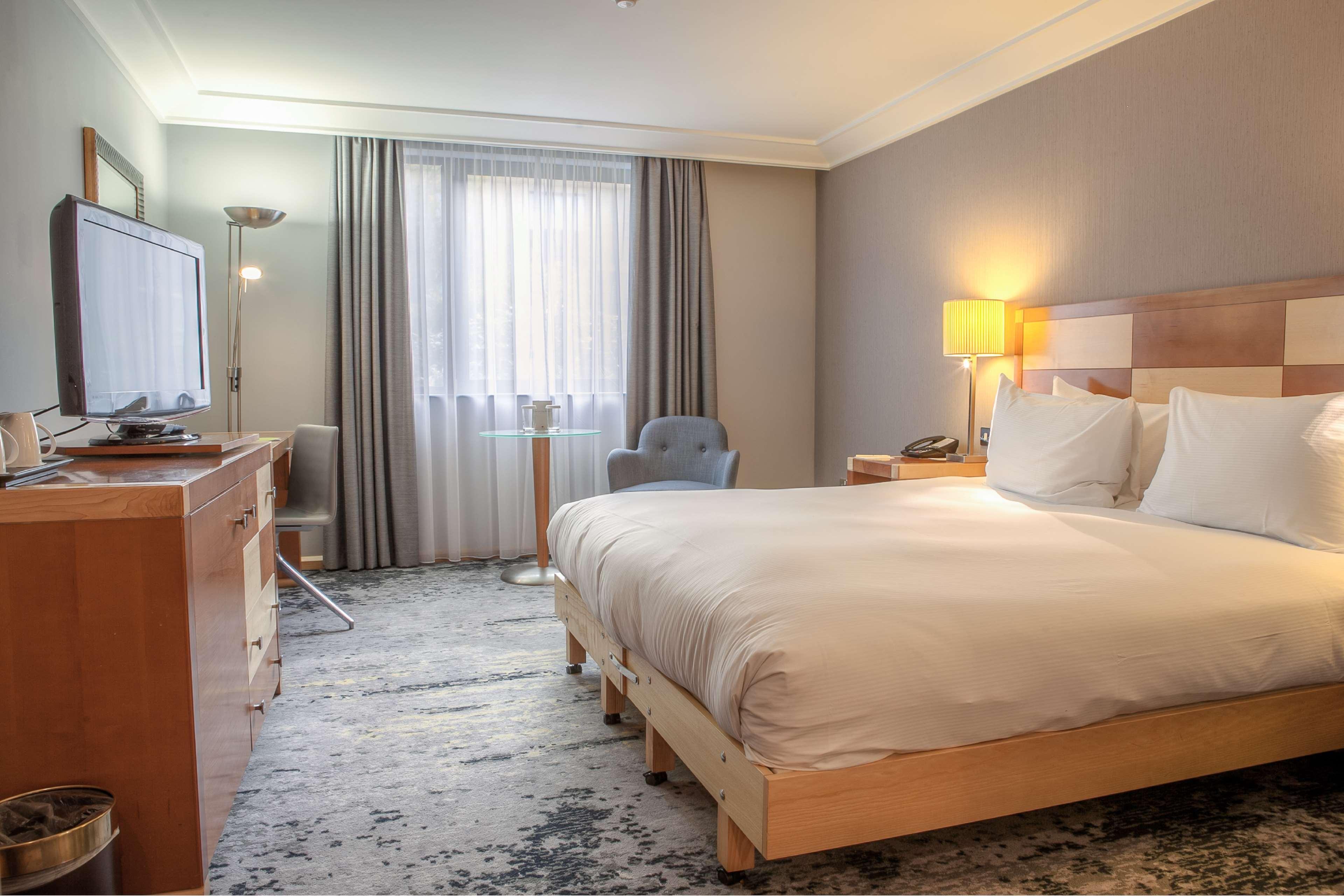 Doubletree By Hilton Swindon Hotel מראה חיצוני תמונה