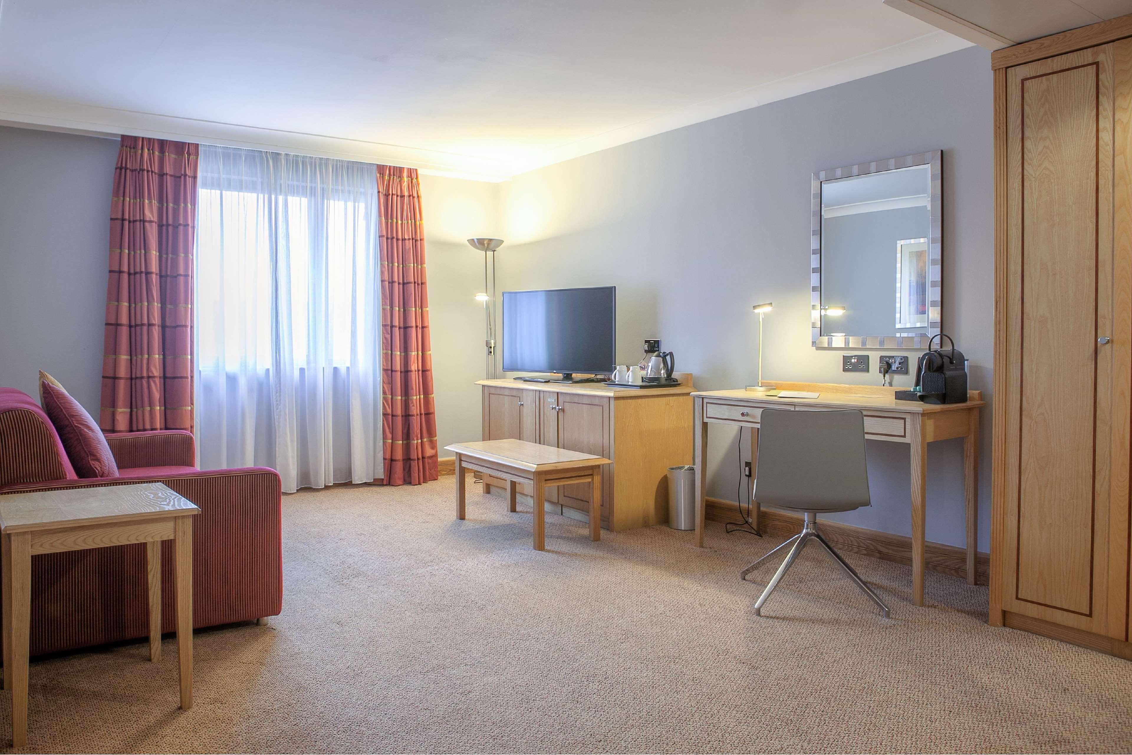 Doubletree By Hilton Swindon Hotel מראה חיצוני תמונה