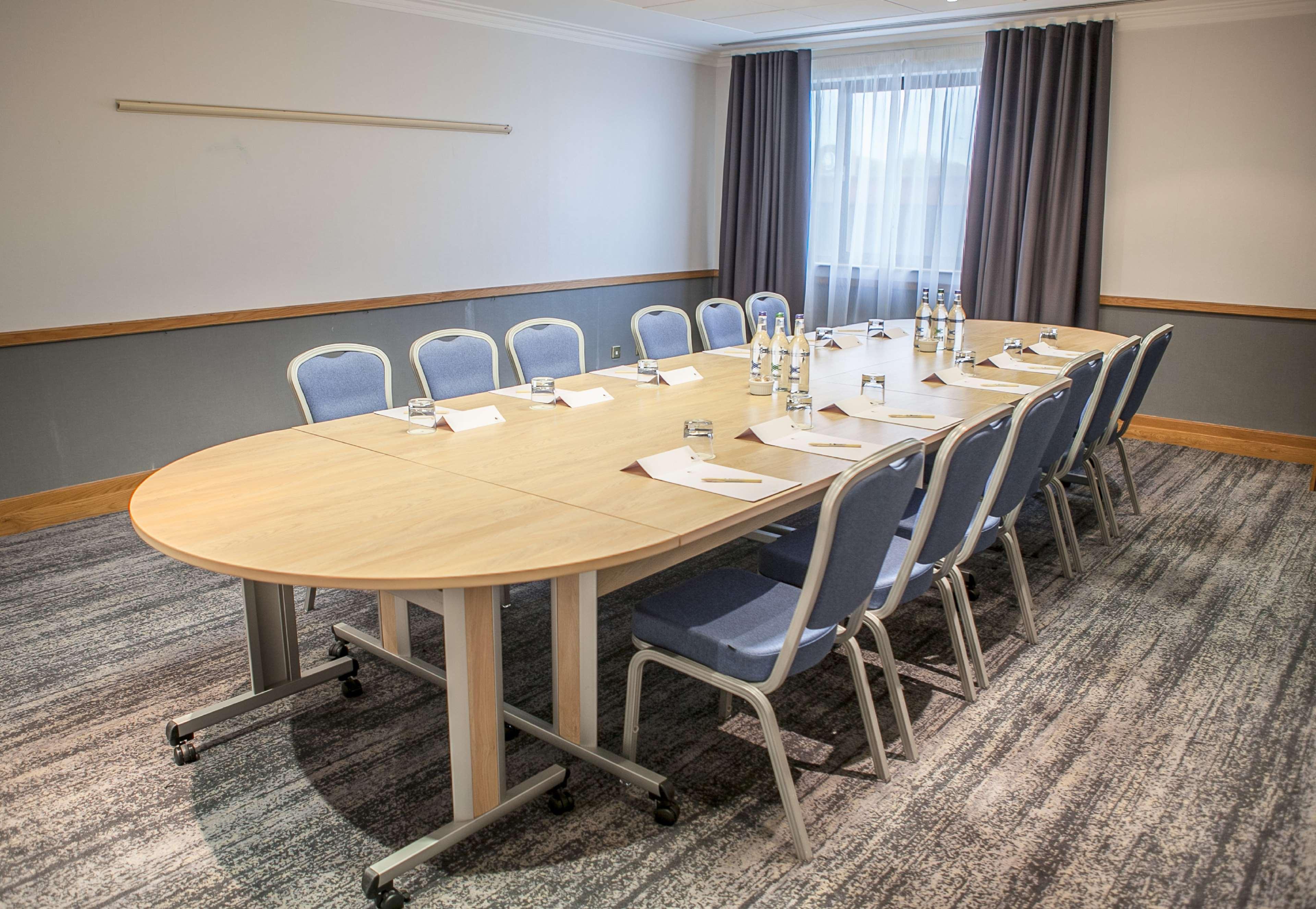Doubletree By Hilton Swindon Hotel מראה חיצוני תמונה
