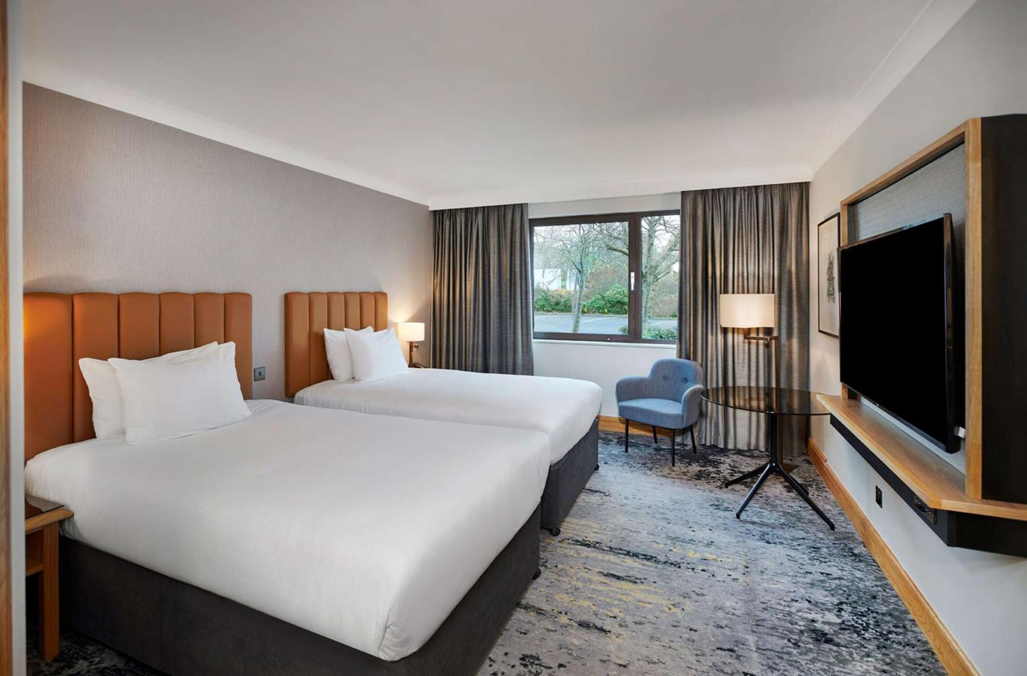 Doubletree By Hilton Swindon Hotel מראה חיצוני תמונה