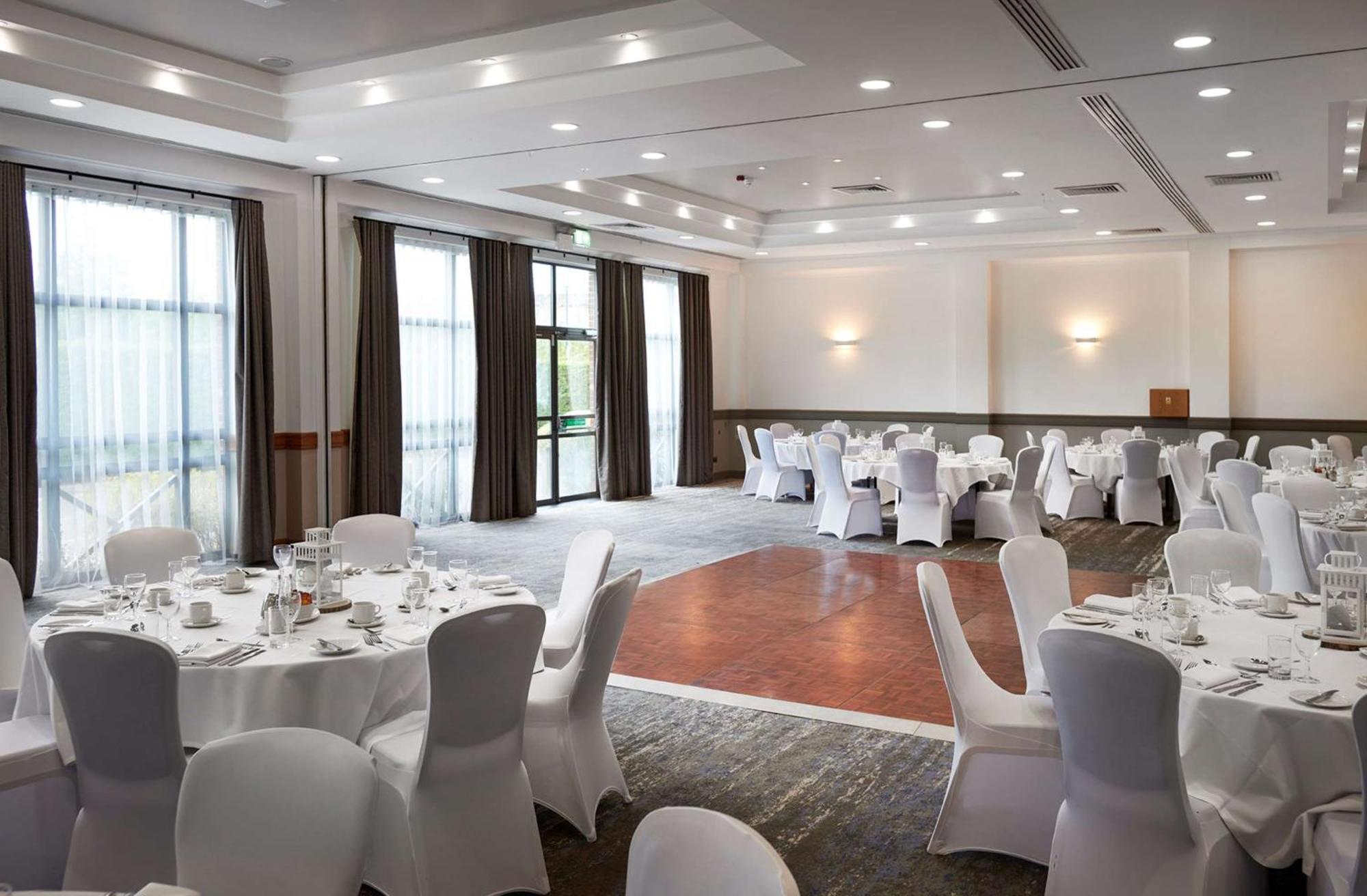 Doubletree By Hilton Swindon Hotel מראה חיצוני תמונה
