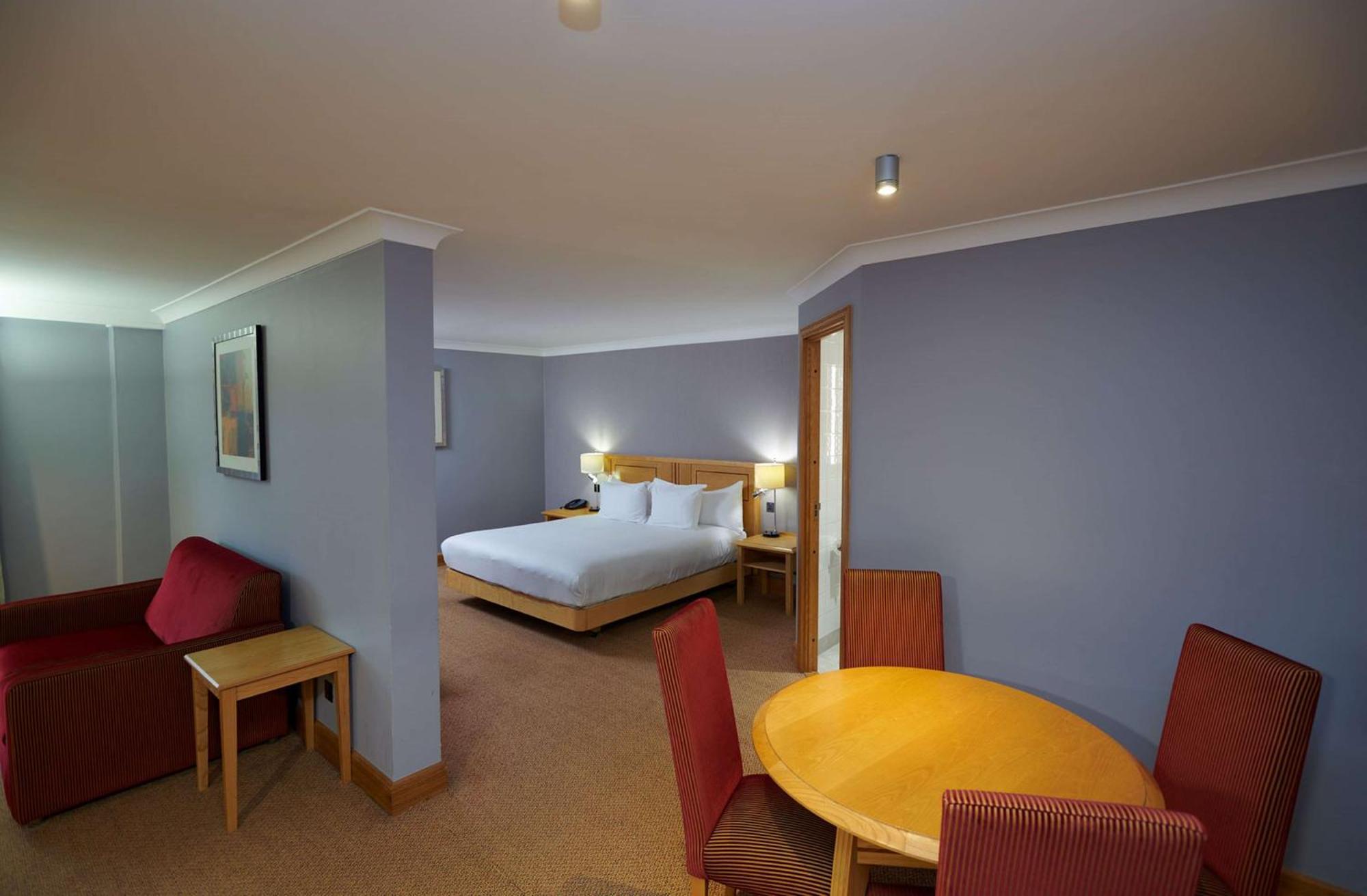 Doubletree By Hilton Swindon Hotel מראה חיצוני תמונה