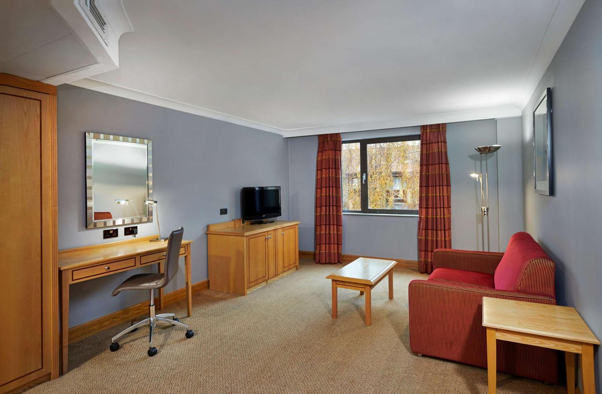 Doubletree By Hilton Swindon Hotel מראה חיצוני תמונה