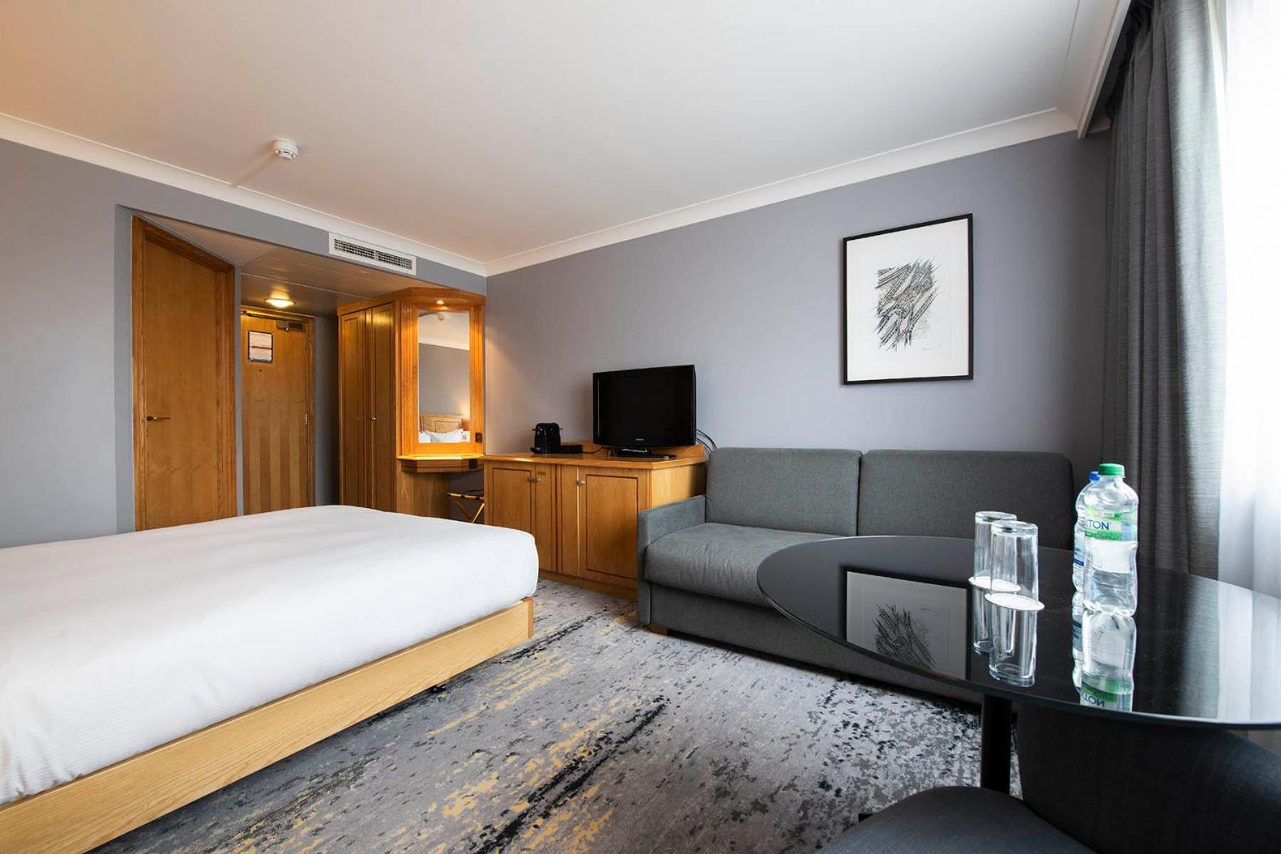 Doubletree By Hilton Swindon Hotel מראה חיצוני תמונה