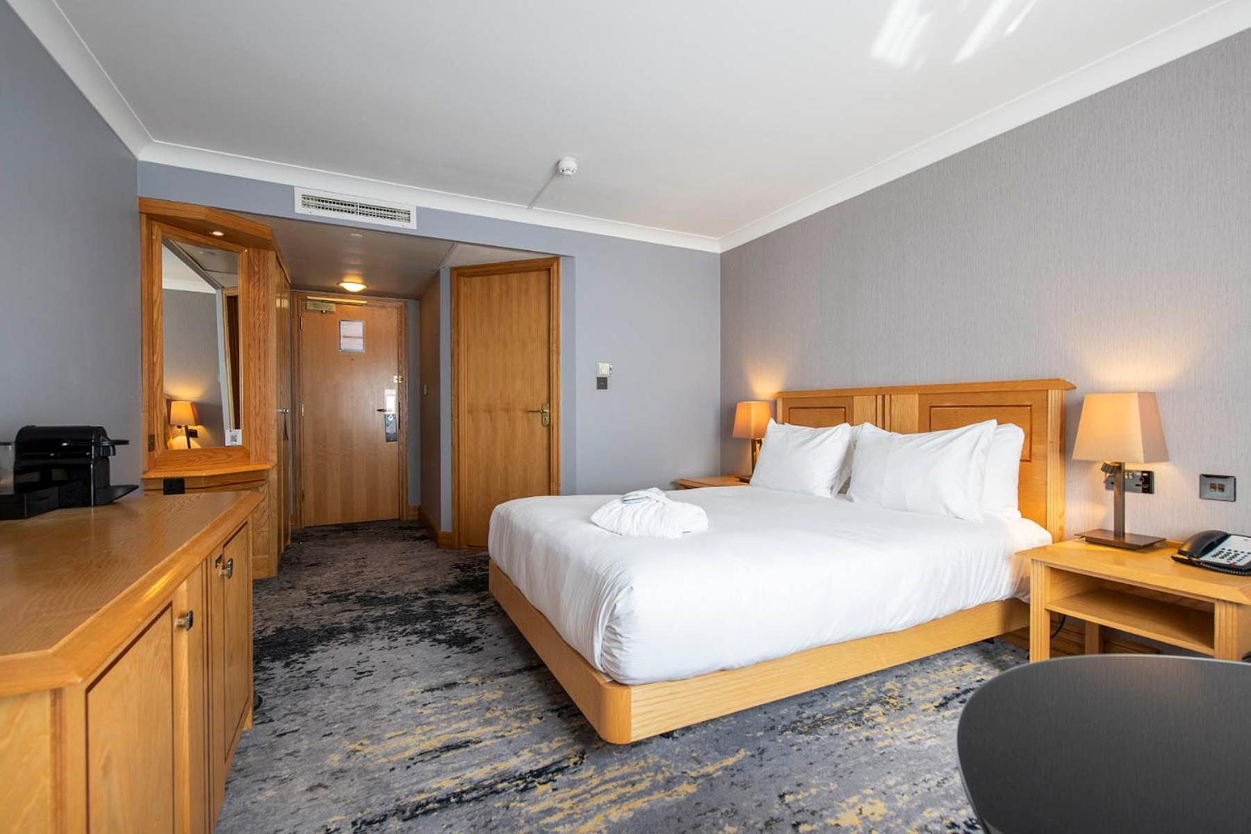 Doubletree By Hilton Swindon Hotel מראה חיצוני תמונה