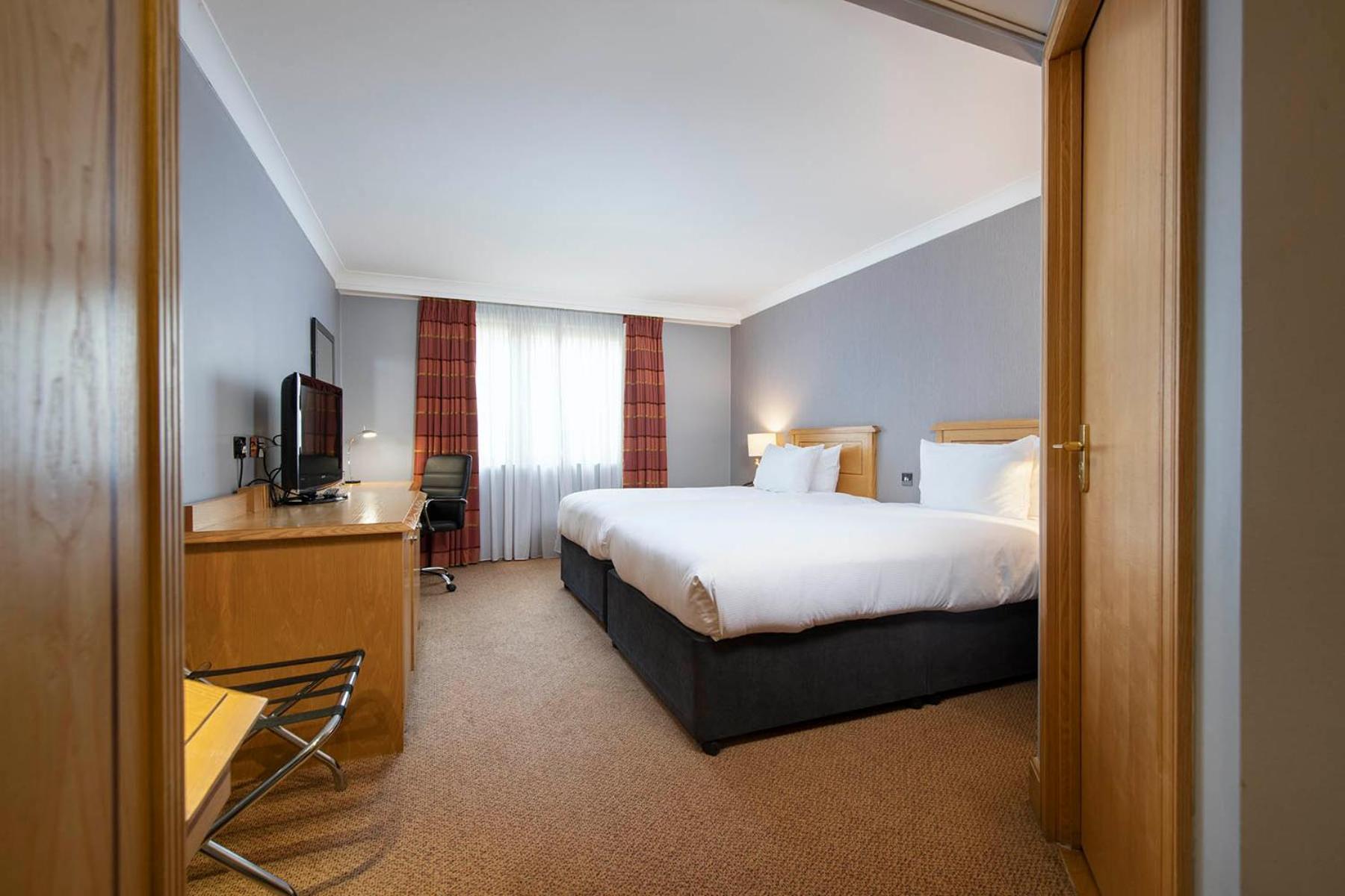Doubletree By Hilton Swindon Hotel מראה חיצוני תמונה