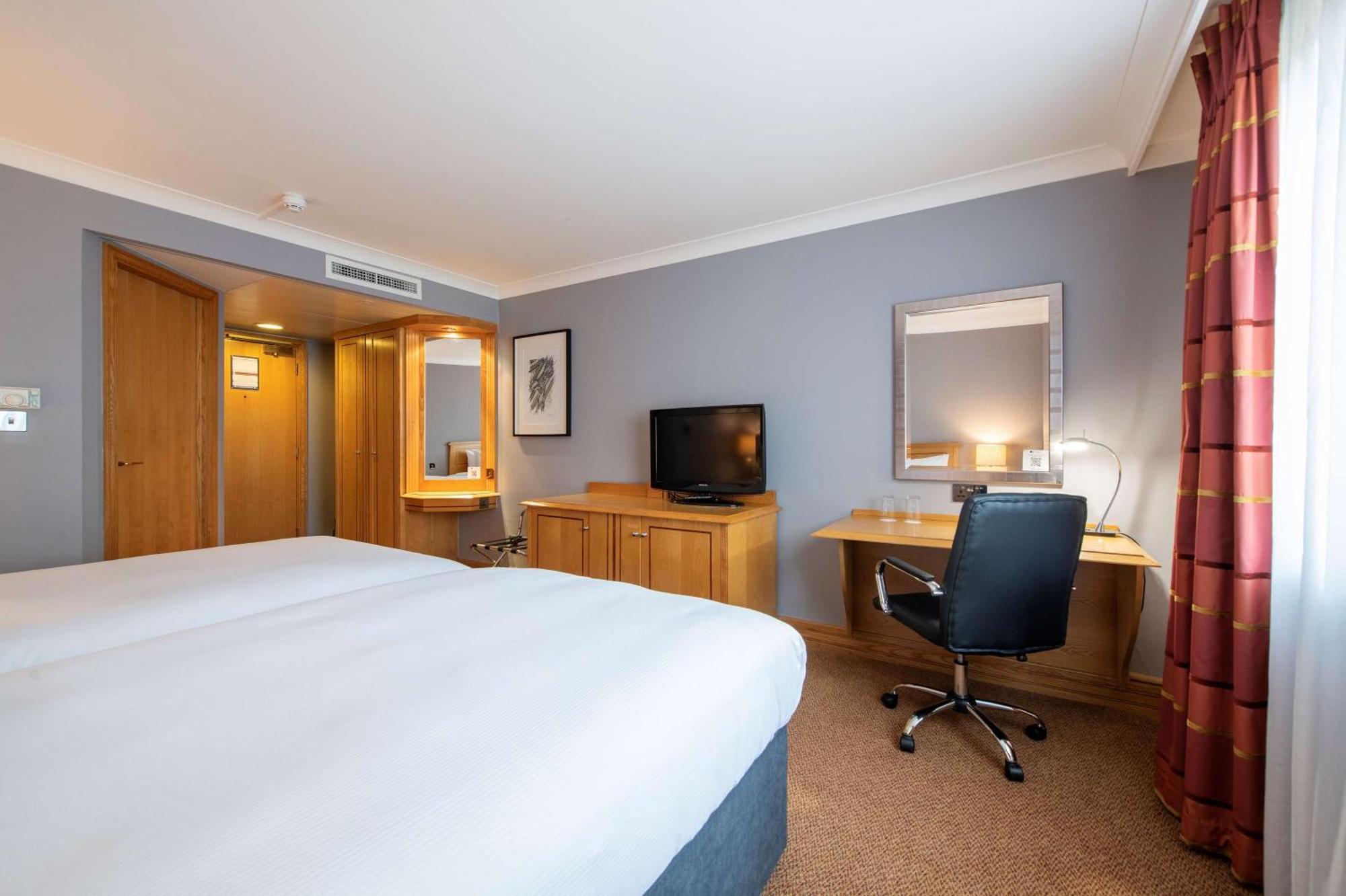 Doubletree By Hilton Swindon Hotel מראה חיצוני תמונה