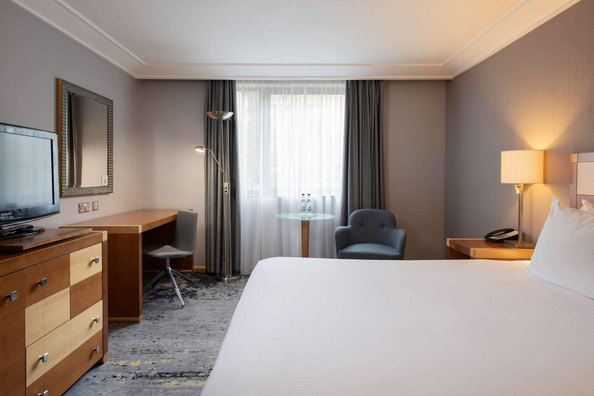 Doubletree By Hilton Swindon Hotel מראה חיצוני תמונה