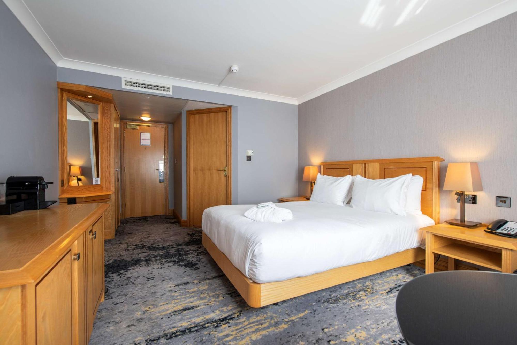 Doubletree By Hilton Swindon Hotel מראה חיצוני תמונה
