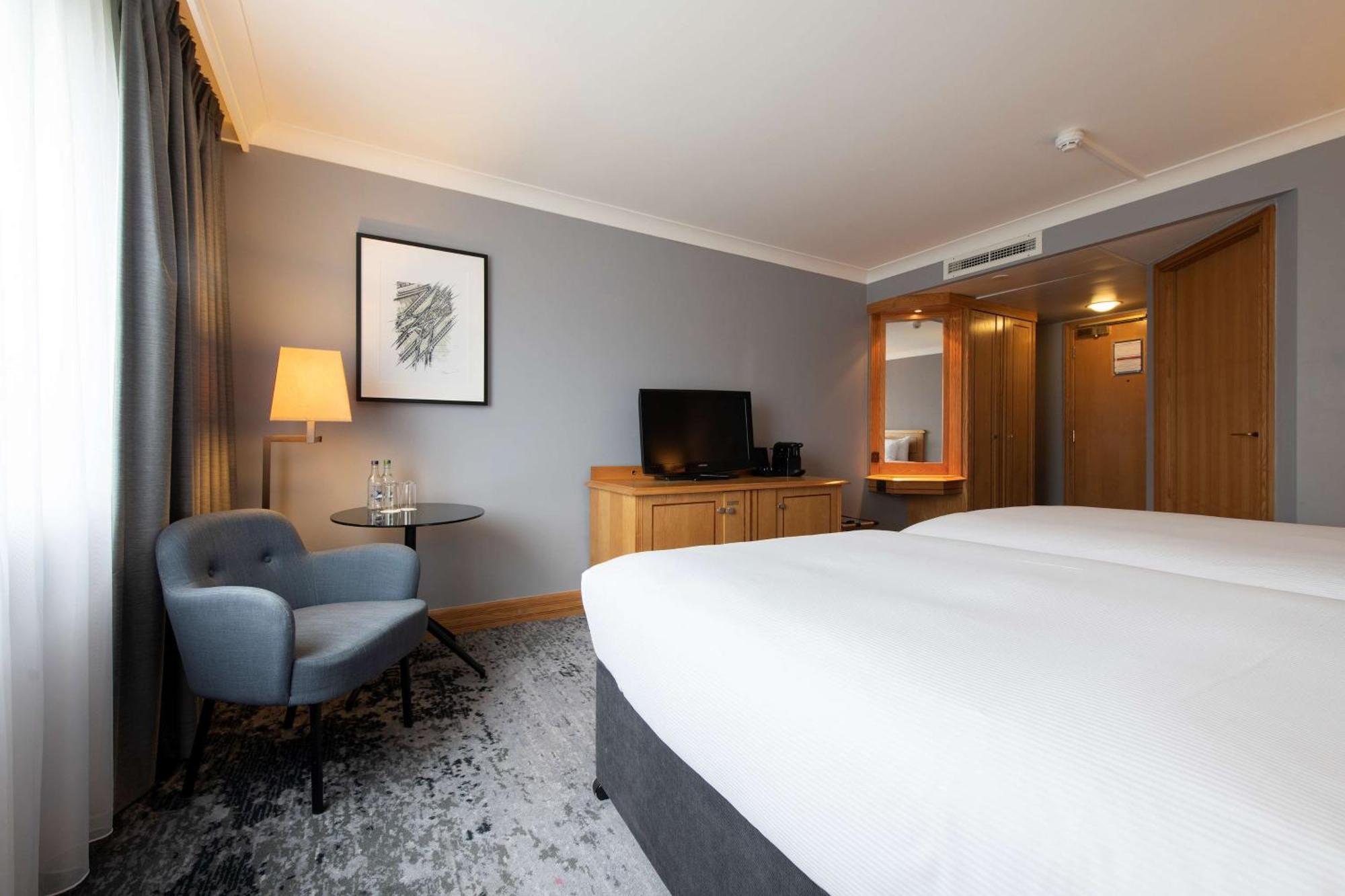 Doubletree By Hilton Swindon Hotel מראה חיצוני תמונה