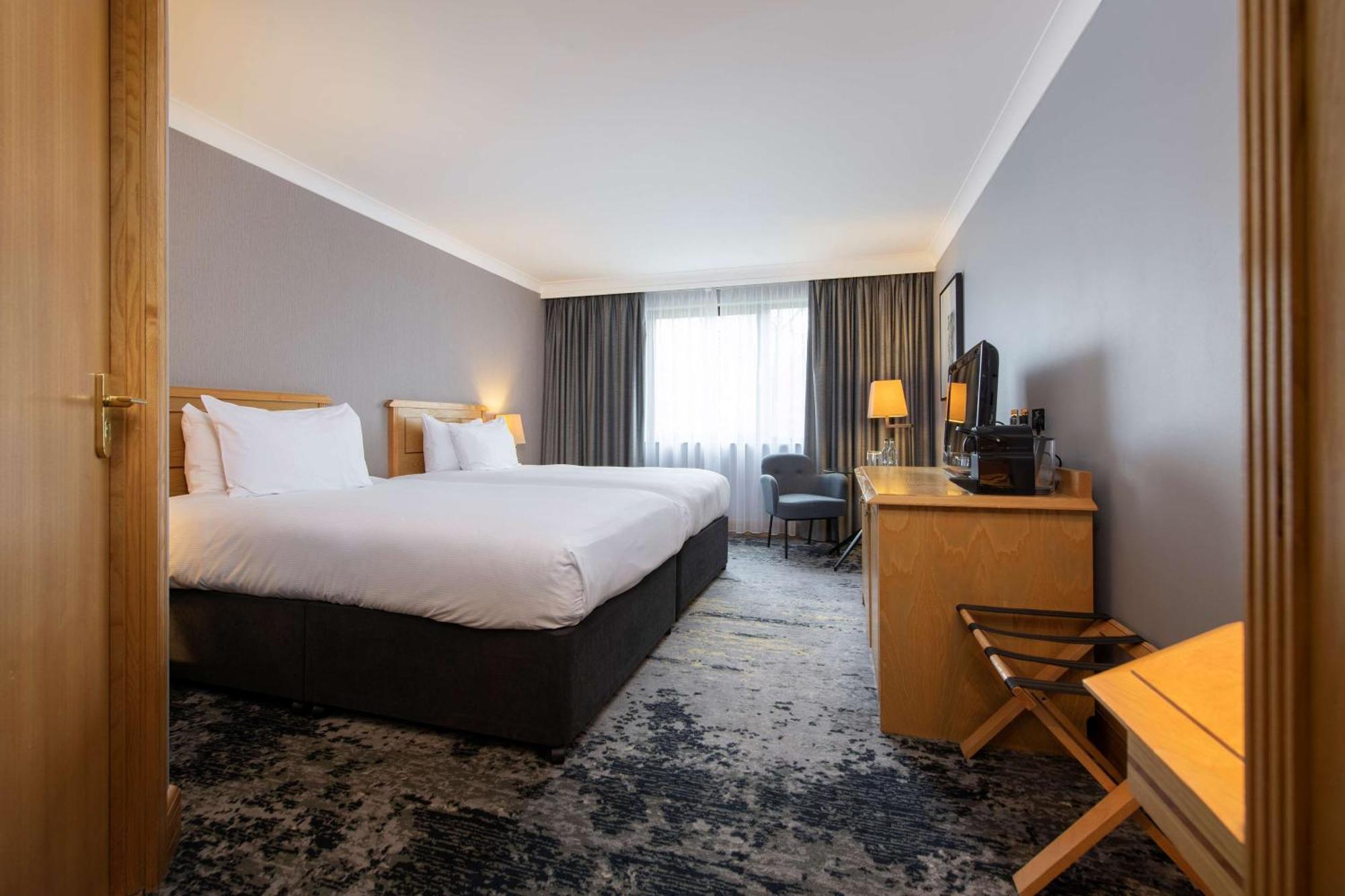 Doubletree By Hilton Swindon Hotel מראה חיצוני תמונה
