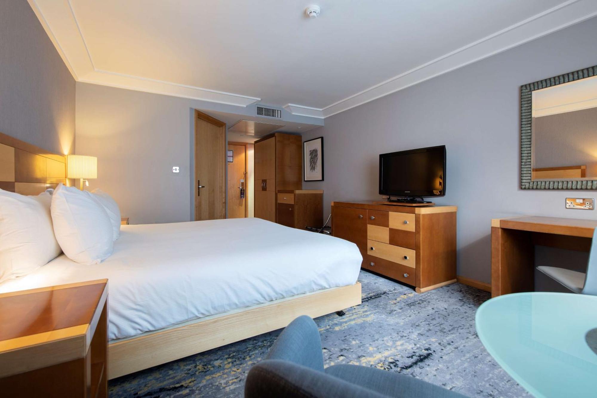 Doubletree By Hilton Swindon Hotel מראה חיצוני תמונה