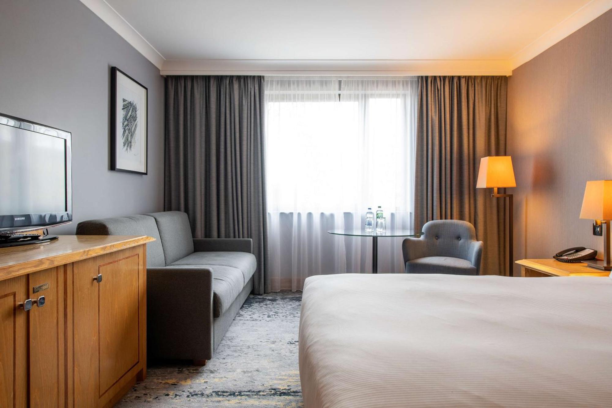 Doubletree By Hilton Swindon Hotel מראה חיצוני תמונה
