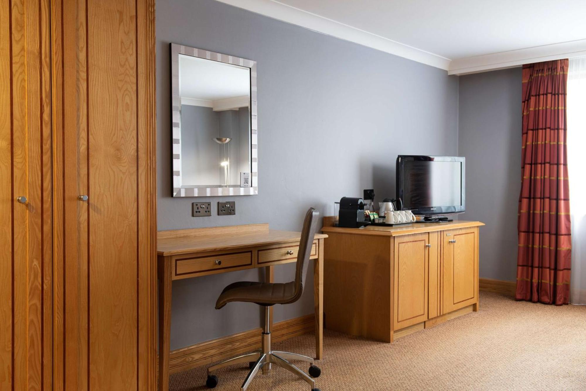 Doubletree By Hilton Swindon Hotel מראה חיצוני תמונה