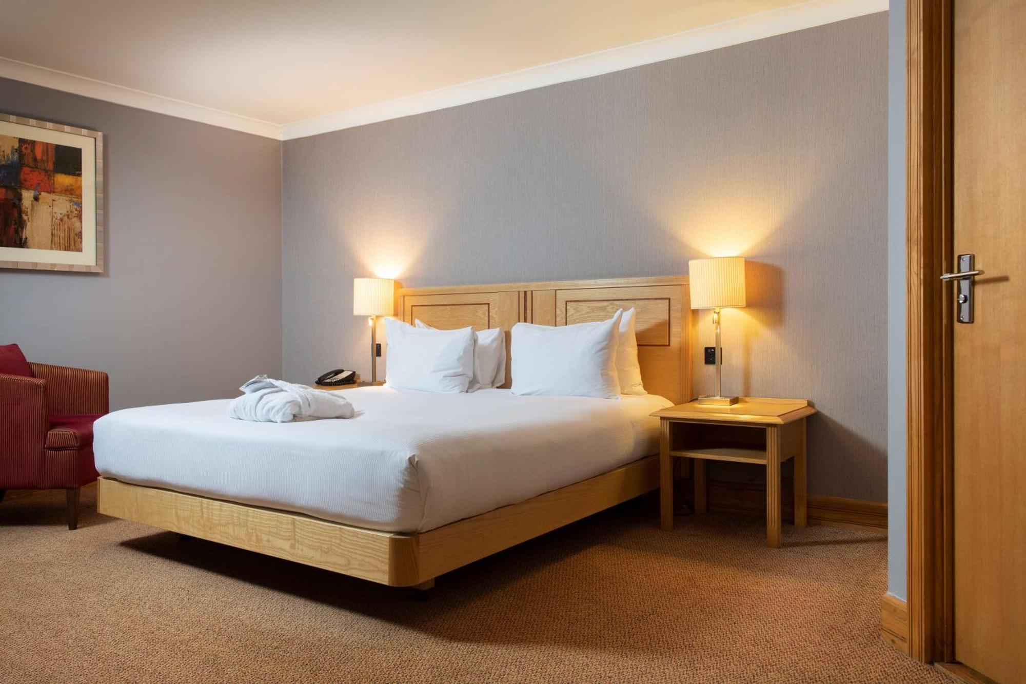 Doubletree By Hilton Swindon Hotel מראה חיצוני תמונה