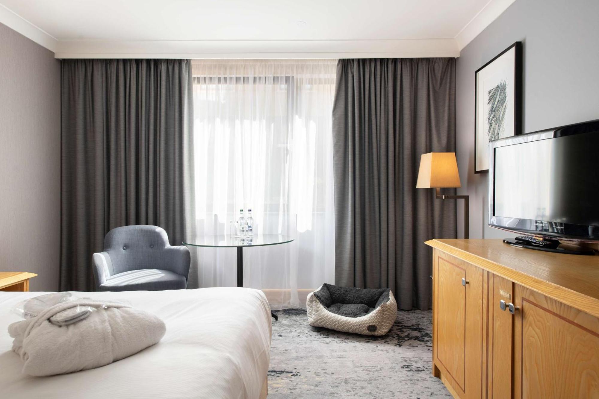 Doubletree By Hilton Swindon Hotel מראה חיצוני תמונה