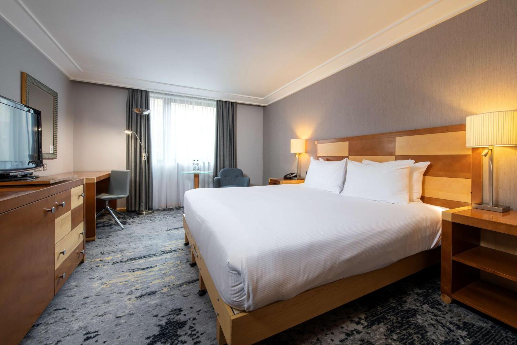 Doubletree By Hilton Swindon Hotel מראה חיצוני תמונה