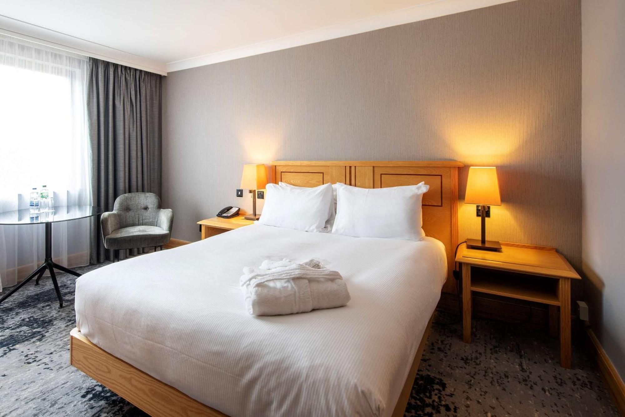 Doubletree By Hilton Swindon Hotel מראה חיצוני תמונה