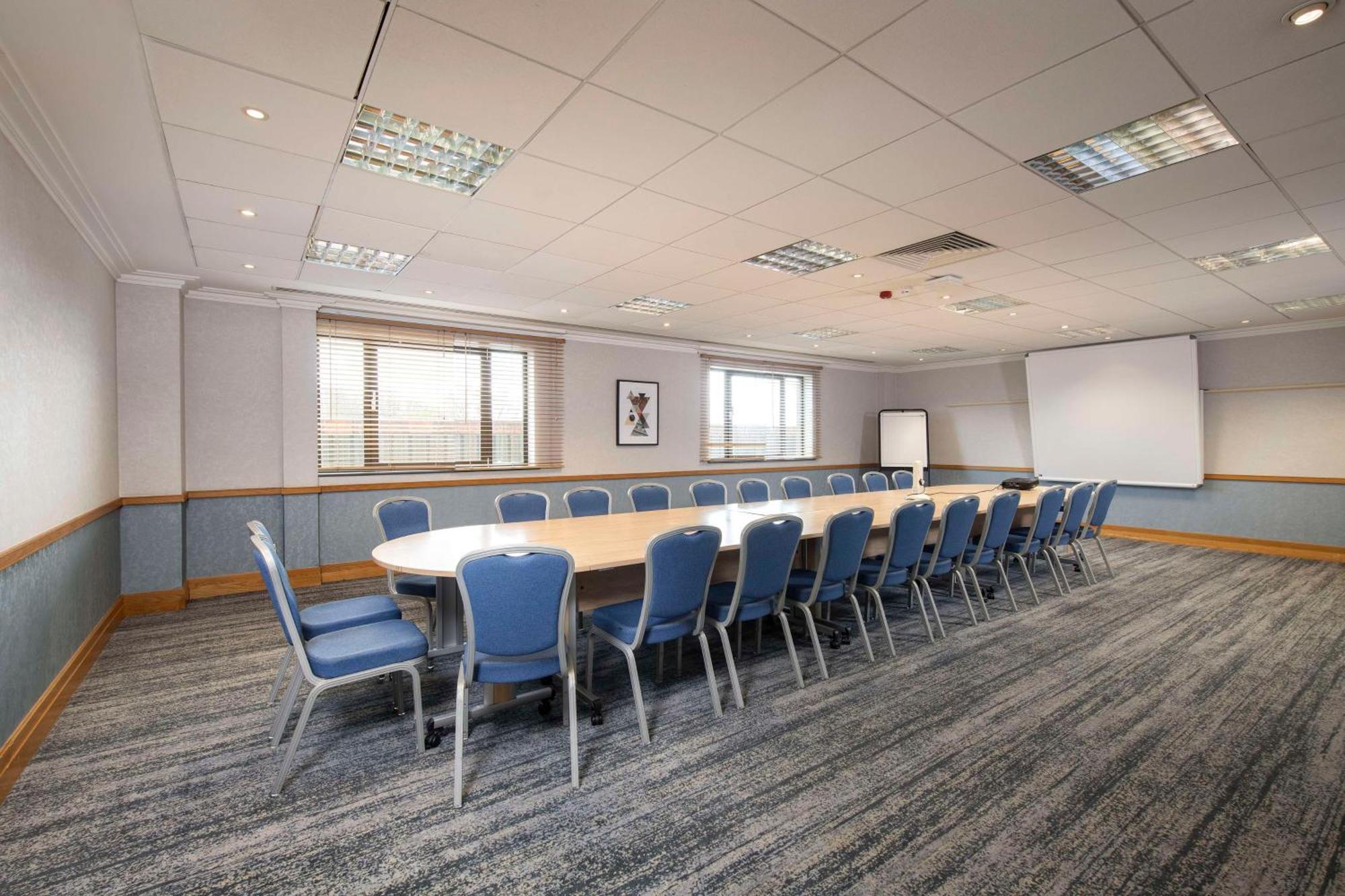 Doubletree By Hilton Swindon Hotel מראה חיצוני תמונה