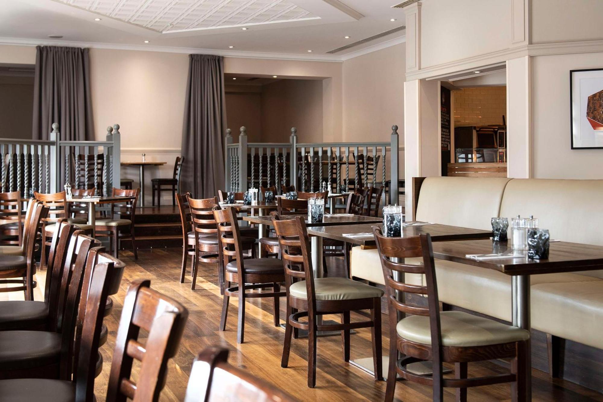 Doubletree By Hilton Swindon Hotel מראה חיצוני תמונה