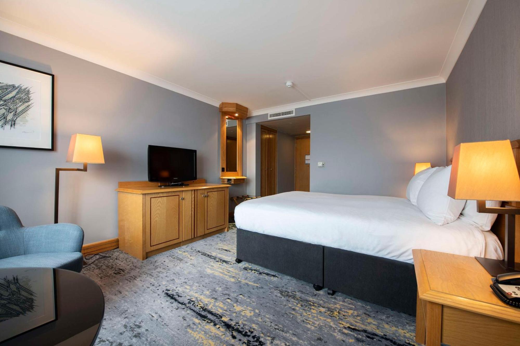Doubletree By Hilton Swindon Hotel מראה חיצוני תמונה