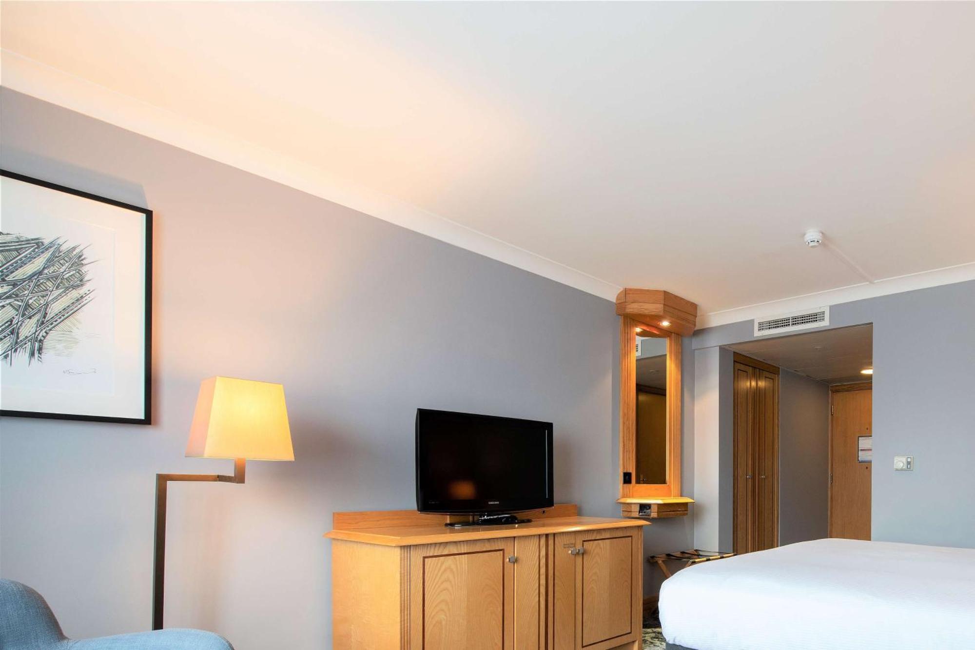 Doubletree By Hilton Swindon Hotel מראה חיצוני תמונה