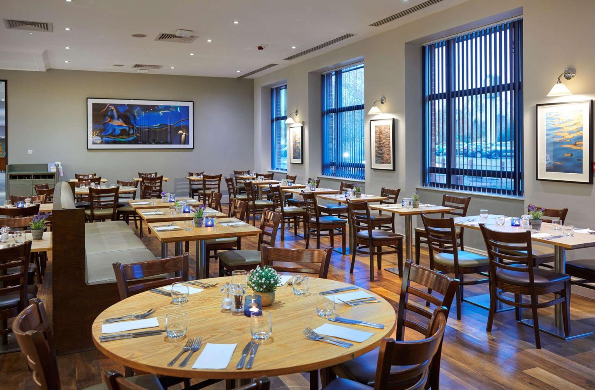 Doubletree By Hilton Swindon Hotel מראה חיצוני תמונה